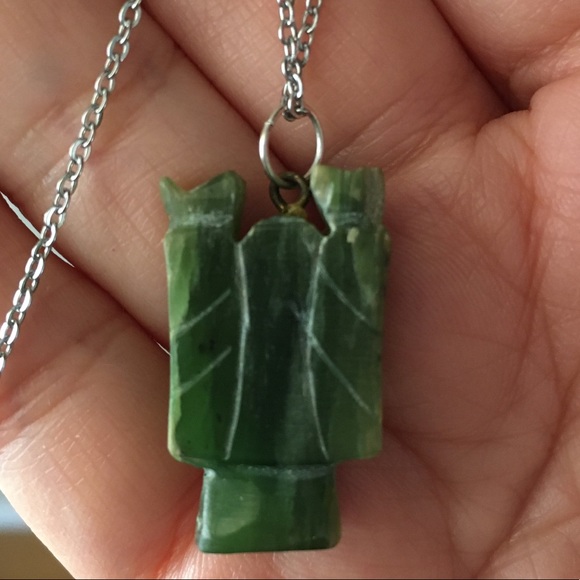 Hand carved nephrite jade pendant & chain - Picture 4 of 6